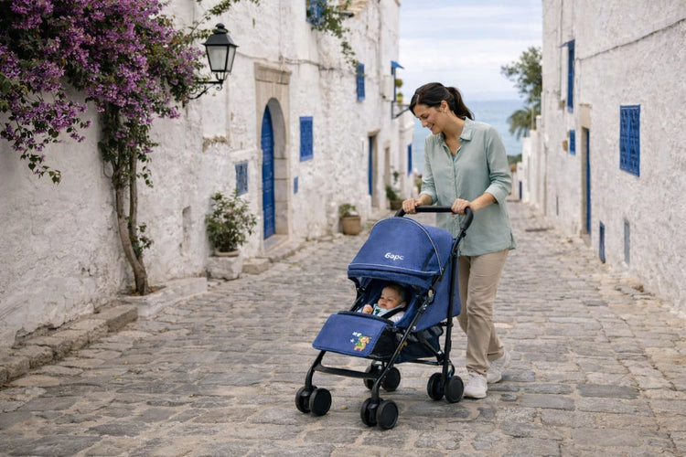 Poussette canne bleue utilisée par une maman dans une rue de Sidi Bou Saïd Tunisie