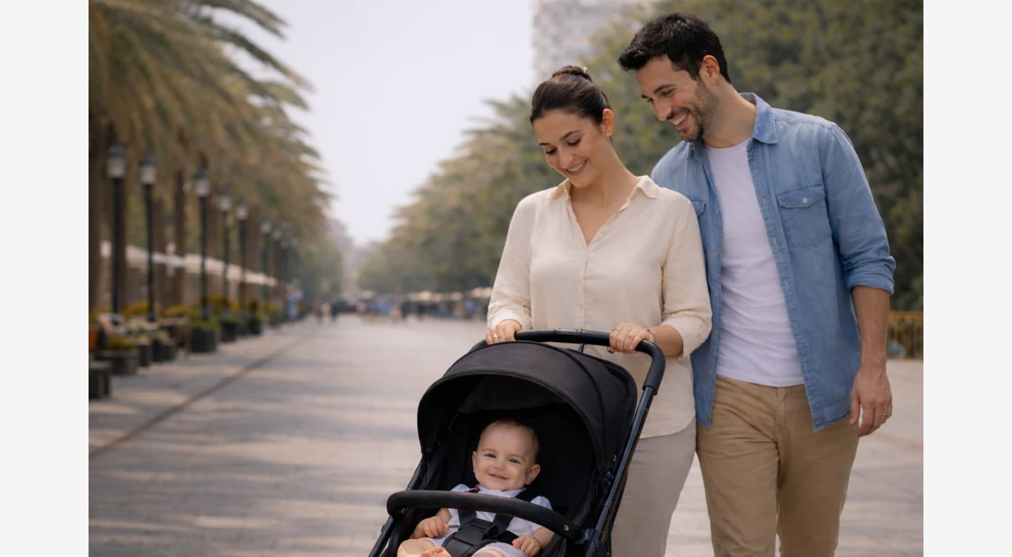 Parents promenant leur bébé dans une poussette confortable